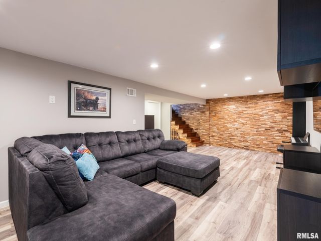 526 N LAKESHORE Drive, Hanna City, IL 61536