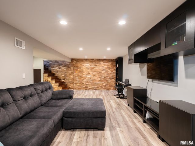 526 N LAKESHORE Drive, Hanna City, IL 61536