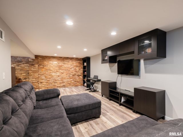 526 N LAKESHORE Drive, Hanna City, IL 61536