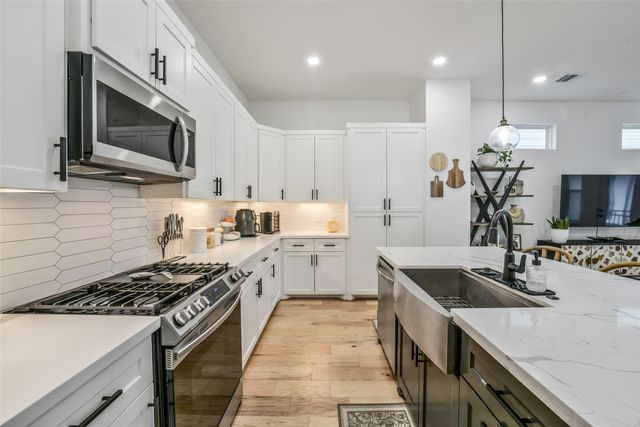 718 W Donovan Street A, Houston, TX 77091