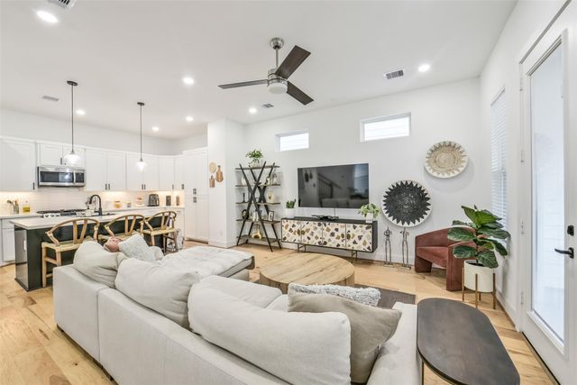 718 W Donovan Street A, Houston, TX 77091