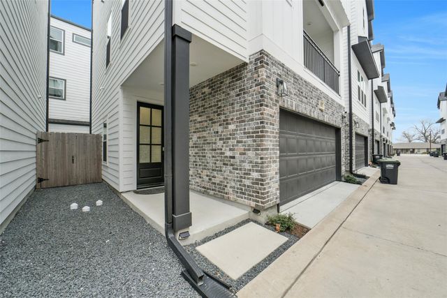 718 W Donovan Street A, Houston, TX 77091