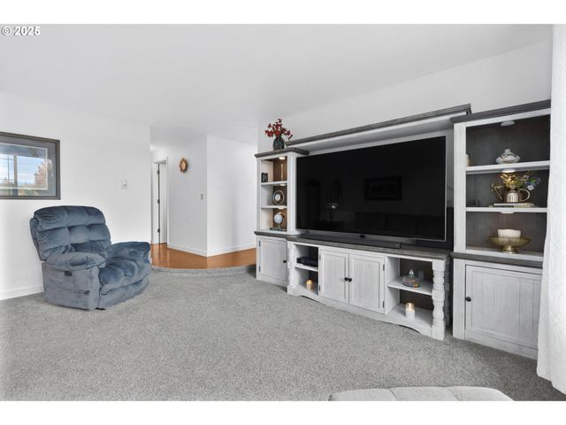 1910 HAWKINS Ln, Eugene, OR 97405