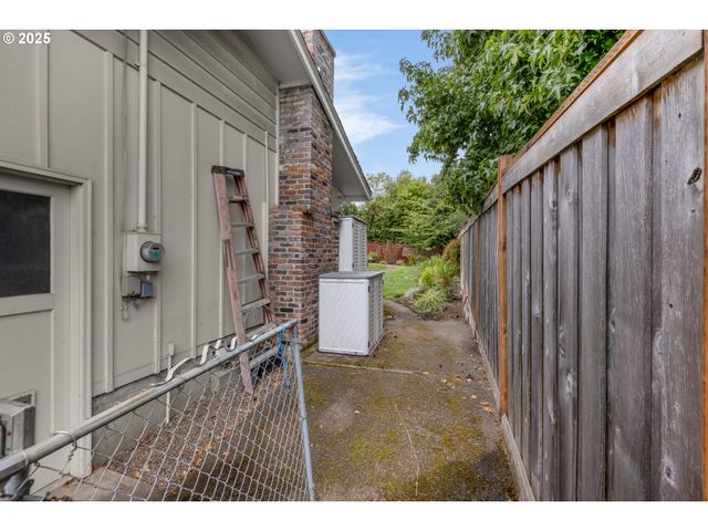 1910 HAWKINS Ln, Eugene, OR 97405