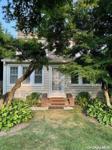 11 Valley Road, Bayville, NY 11709