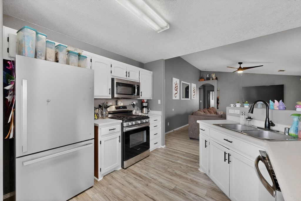 Image 10 of property listing at 619 Red Bluff Avenue SW, Albuquerque, NM 87105