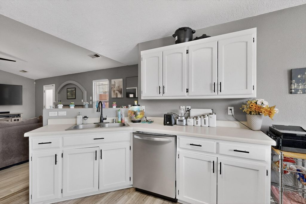 Image 11 of property listing at 619 Red Bluff Avenue SW, Albuquerque, NM 87105