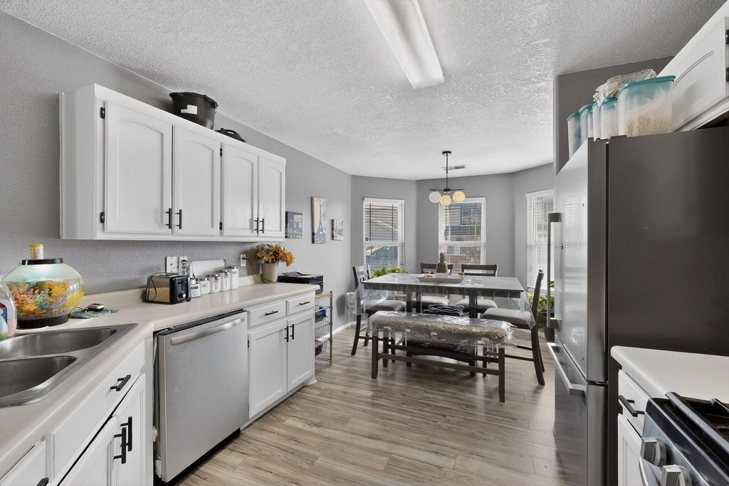 Image 13 of property listing at 619 Red Bluff Avenue SW, Albuquerque, NM 87105