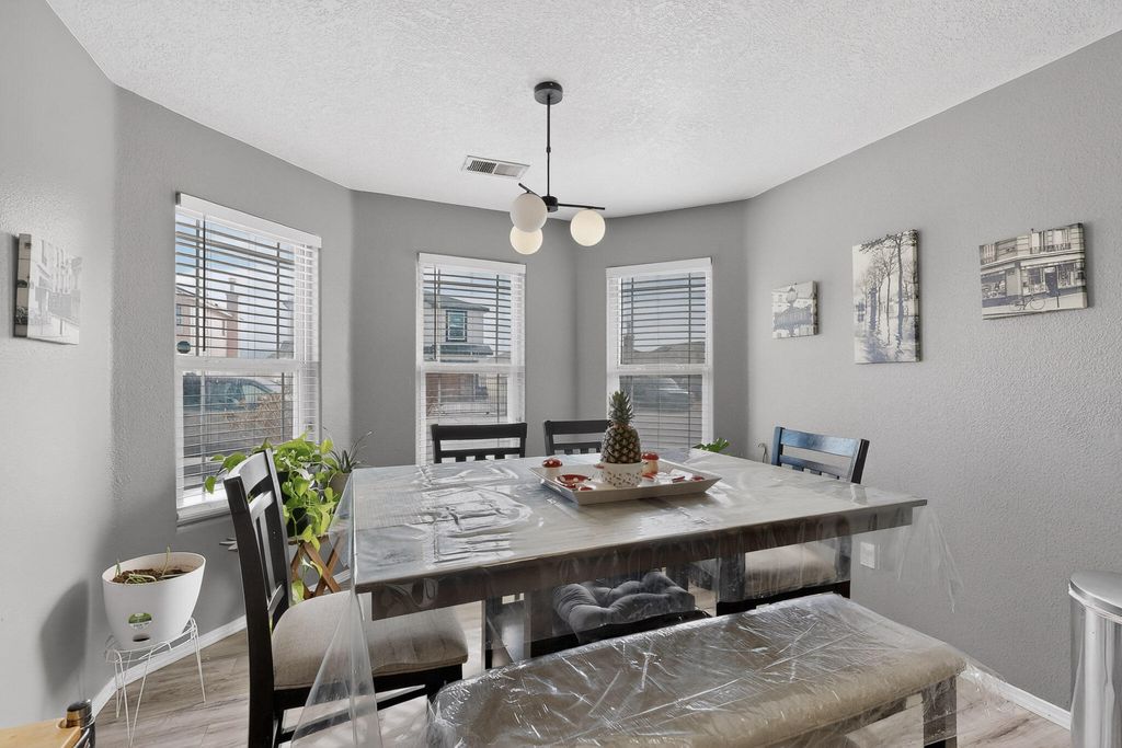 Image 16 of property listing at 619 Red Bluff Avenue SW, Albuquerque, NM 87105