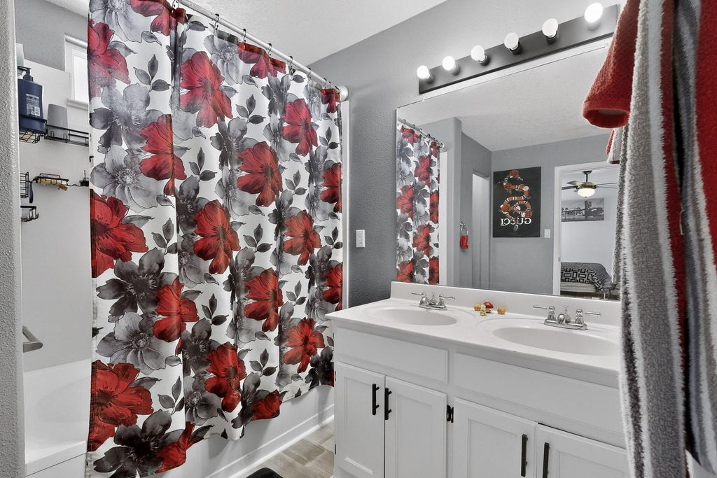 Image 22 of property listing at 619 Red Bluff Avenue SW, Albuquerque, NM 87105