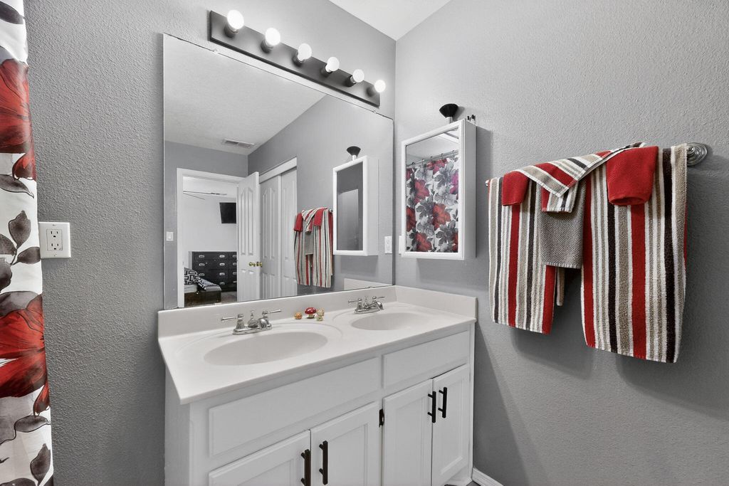 Image 23 of property listing at 619 Red Bluff Avenue SW, Albuquerque, NM 87105