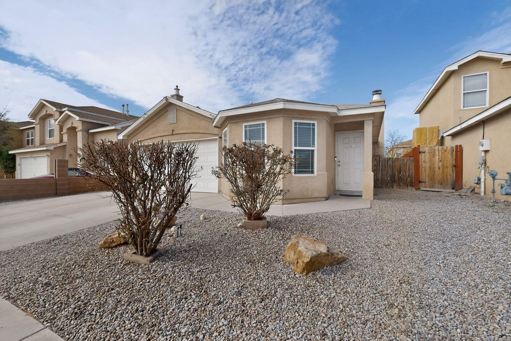 Image 4 of property listing at 619 Red Bluff Avenue SW, Albuquerque, NM 87105