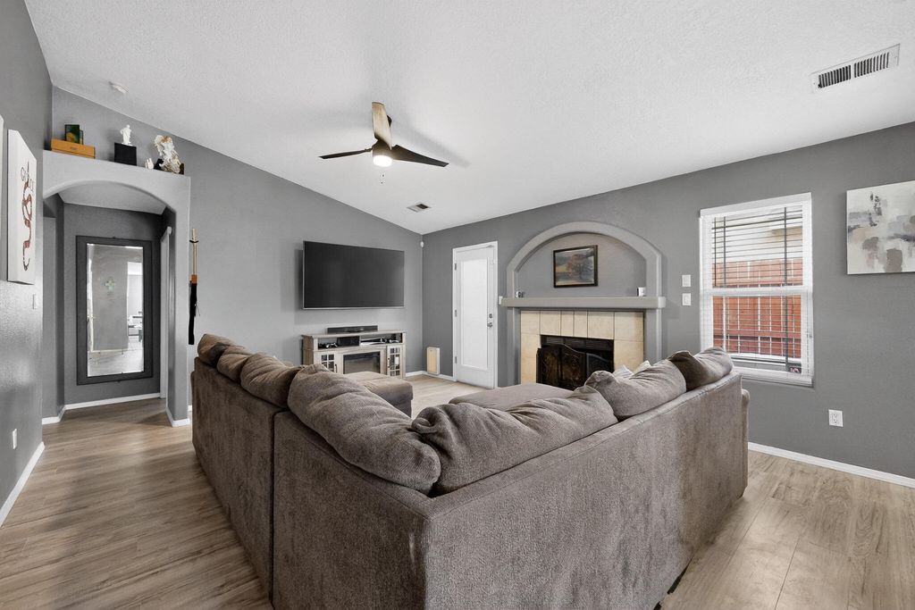 Image 6 of property listing at 619 Red Bluff Avenue SW, Albuquerque, NM 87105