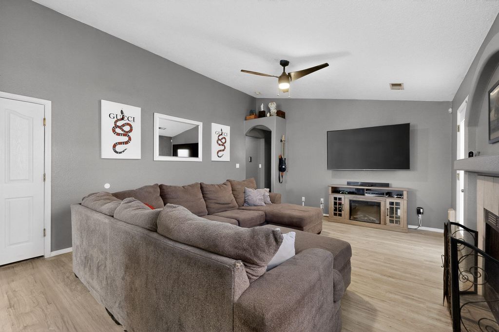 Image 7 of property listing at 619 Red Bluff Avenue SW, Albuquerque, NM 87105