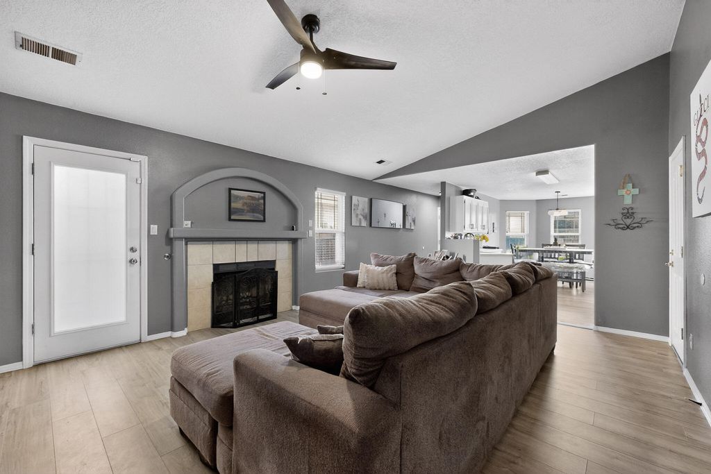 Image 9 of property listing at 619 Red Bluff Avenue SW, Albuquerque, NM 87105