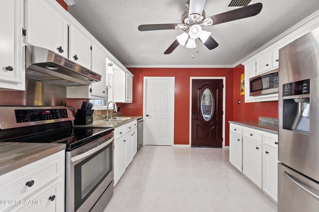 1201 Camp Bon Temps Road, Breaux Bridge, LA 70517