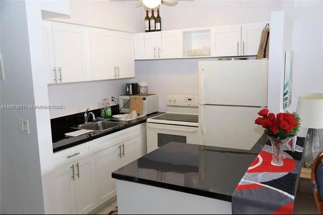 815 SW 10th Ter 4V, Hallandale Beach, FL 33009