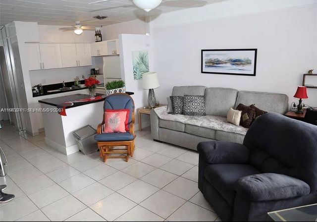 815 SW 10th Ter 4V, Hallandale Beach, FL 33009