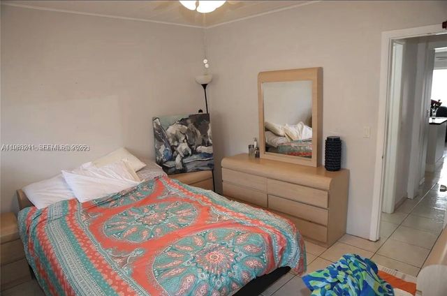 815 SW 10th Ter 4V, Hallandale Beach, FL 33009