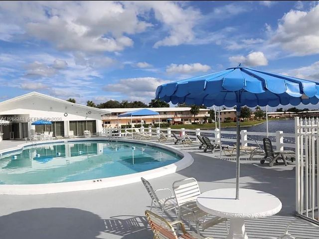 815 SW 10th Ter 4V, Hallandale Beach, FL 33009