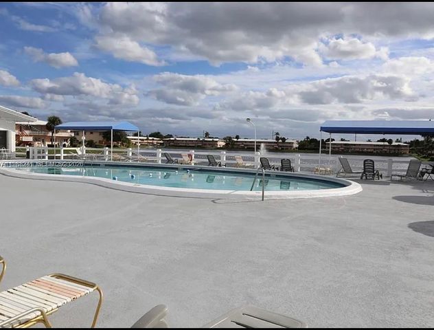 815 SW 10th Ter 4V, Hallandale Beach, FL 33009