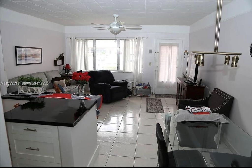 815 SW 10th Ter 4V, Hallandale Beach, FL 33009