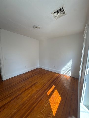 14 Lyndhurst 2R, Boston, MA 02124