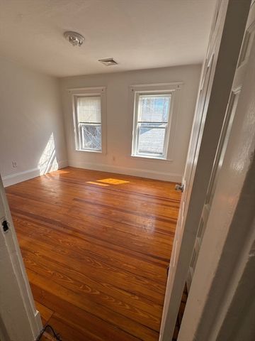 14 Lyndhurst 2R, Boston, MA 02124