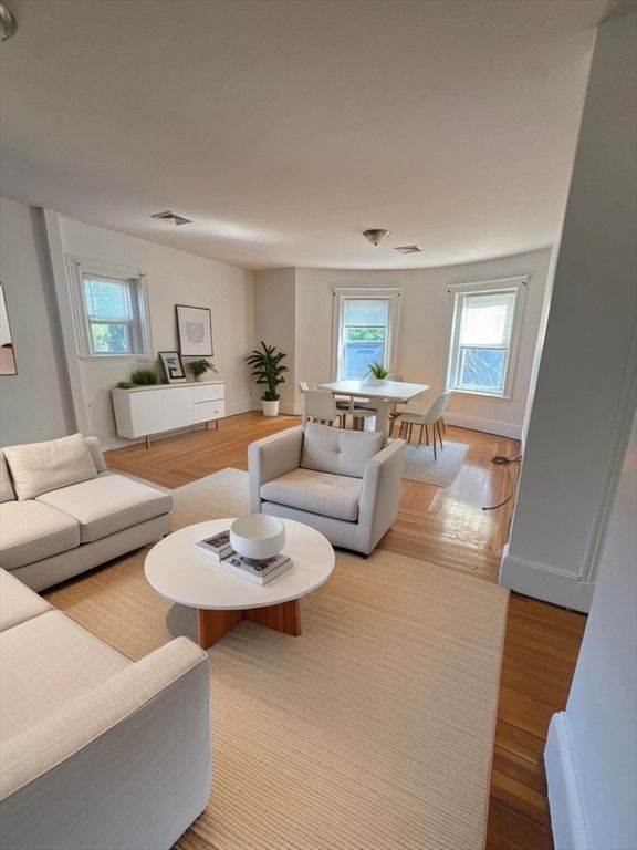 14 Lyndhurst 2R, Boston, MA 02124