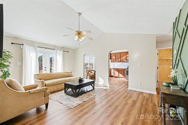 105 3rd Avenue NW, Hildebran, NC 28637