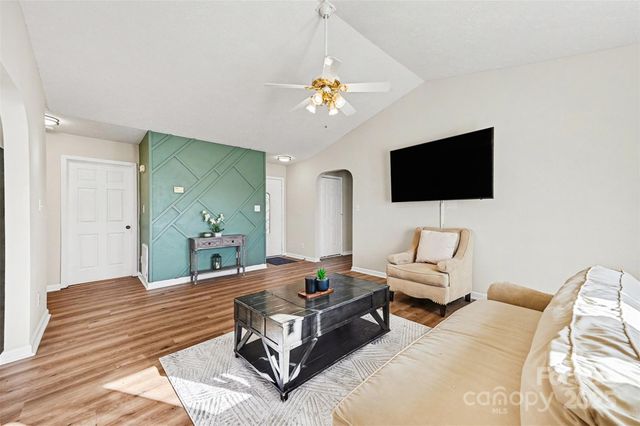 105 3rd Avenue NW, Hildebran, NC 28637