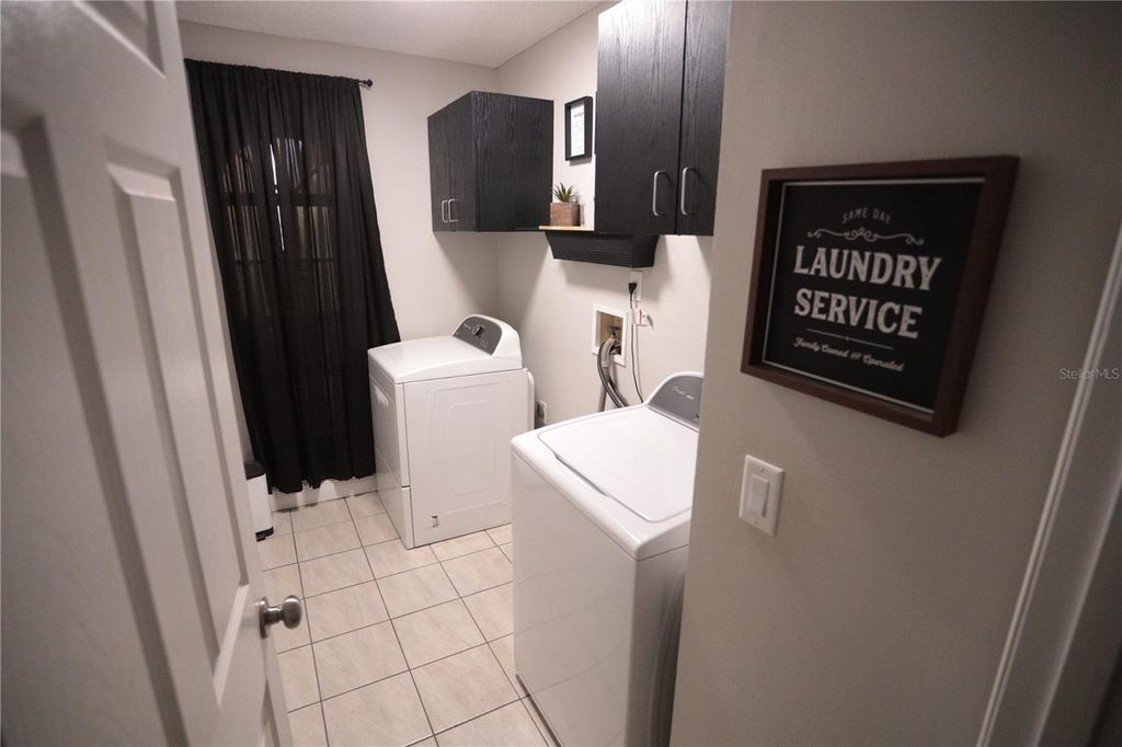 Image 12 of property listing at 6766 KNIGHTSWOOD DRIVE, Orlando, FL 32818