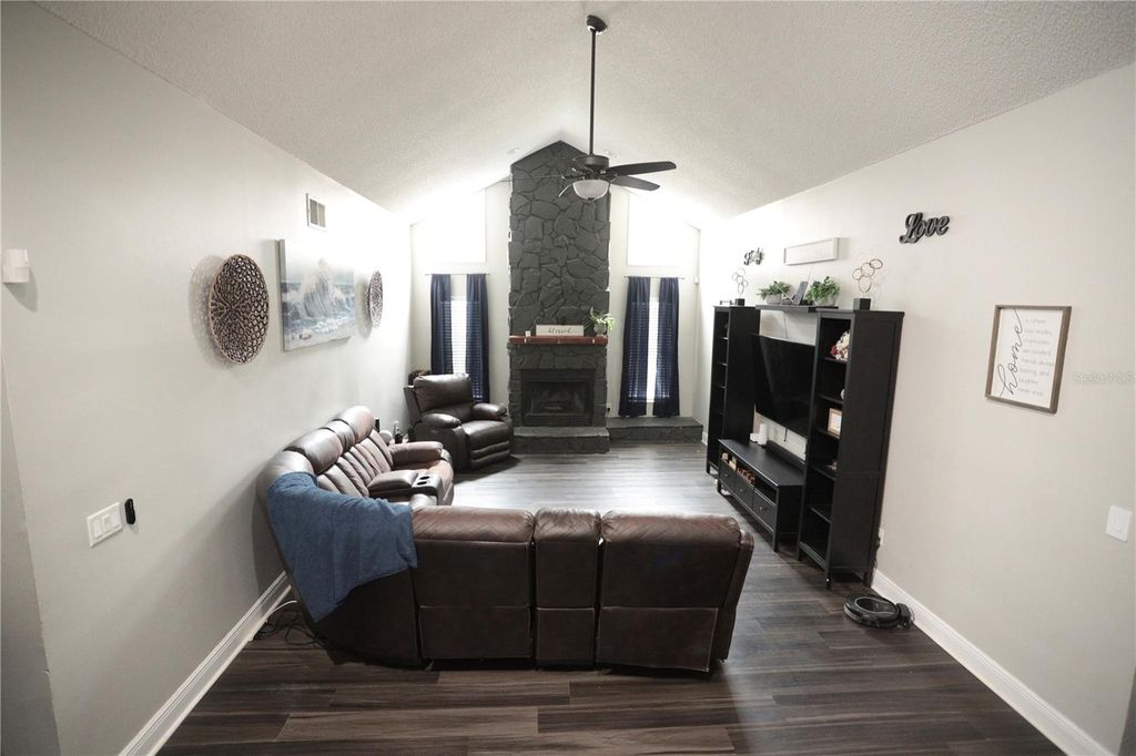 Image 3 of property listing at 6766 KNIGHTSWOOD DRIVE, Orlando, FL 32818