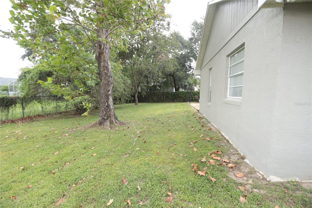 Image 4 of property listing at 6766 KNIGHTSWOOD DRIVE, Orlando, FL 32818