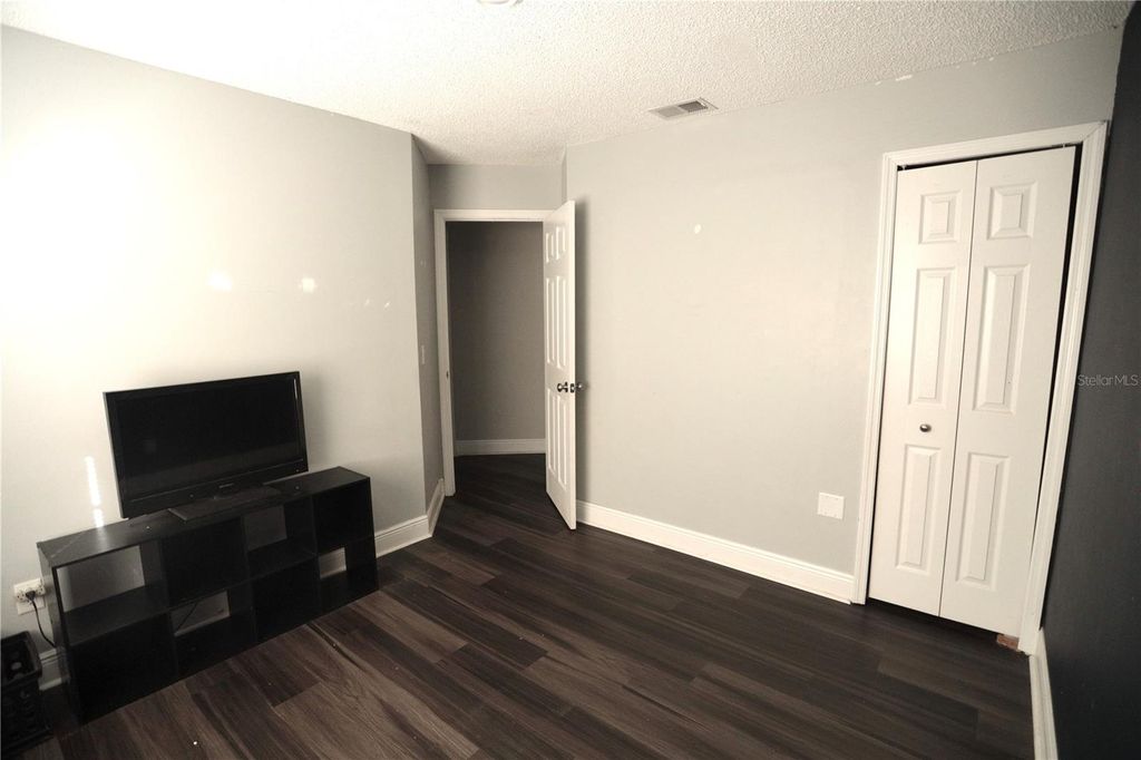 Image 5 of property listing at 6766 KNIGHTSWOOD DRIVE, Orlando, FL 32818