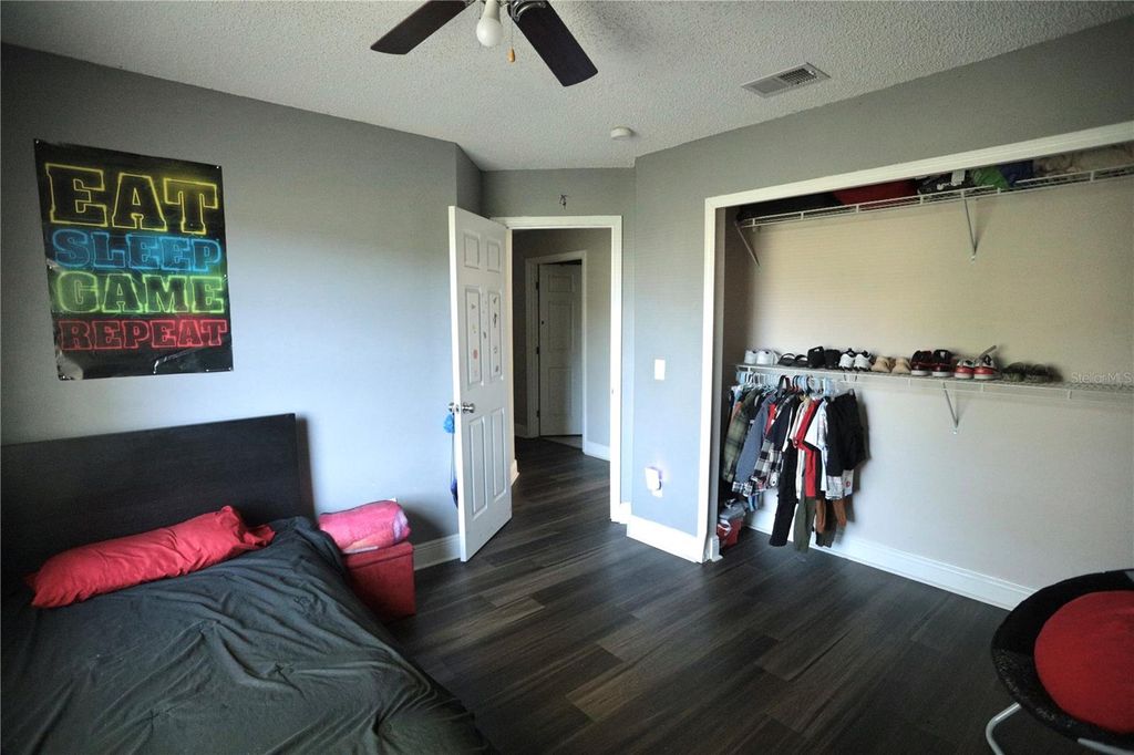 Image 8 of property listing at 6766 KNIGHTSWOOD DRIVE, Orlando, FL 32818