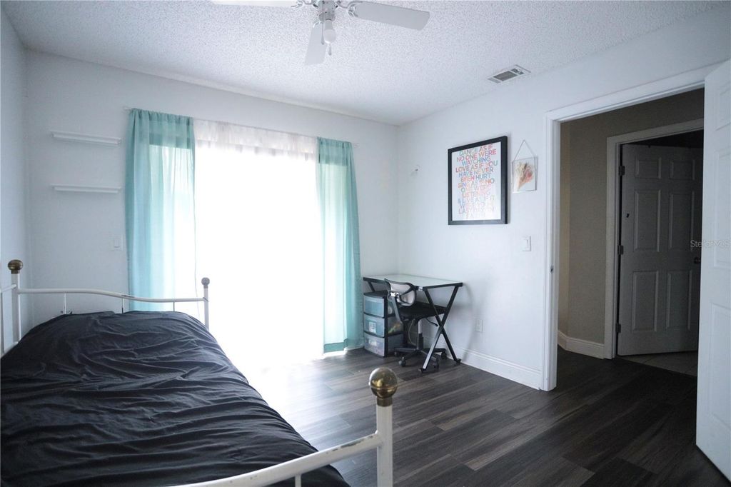 Image 9 of property listing at 6766 KNIGHTSWOOD DRIVE, Orlando, FL 32818