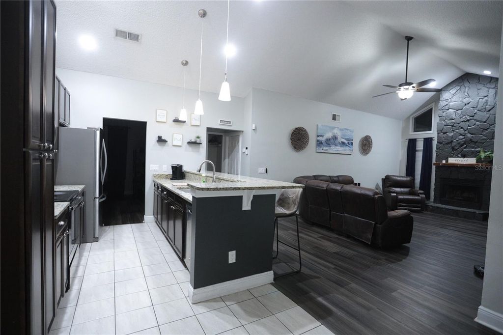 Image 10 of property listing at 6766 KNIGHTSWOOD DRIVE, Orlando, FL 32818