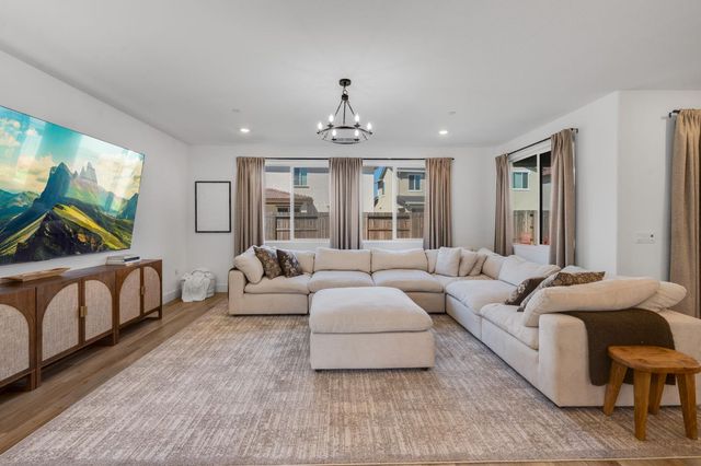 5080 Marshmallow Dr, Roseville, CA 95678