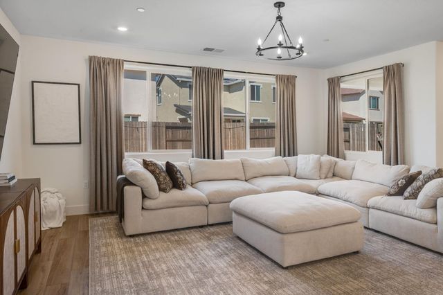 5080 Marshmallow Dr, Roseville, CA 95678
