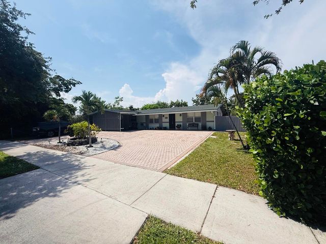 3335 10th Avenue N, Palm Springs, FL 33461