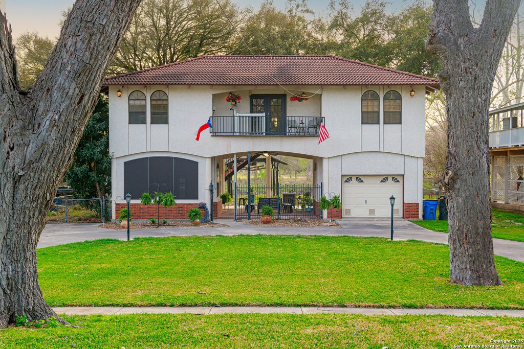 110 lakeside, Seguin, TX 78155