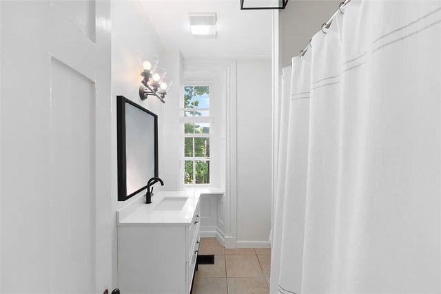 77 Coggeshall Avenue N, Newport, RI 02840