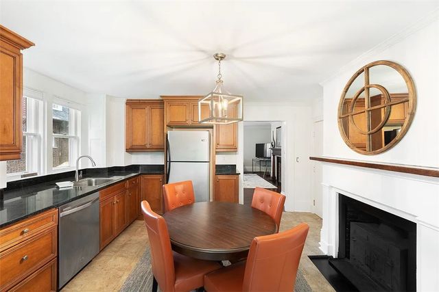 77 Coggeshall Avenue N, Newport, RI 02840