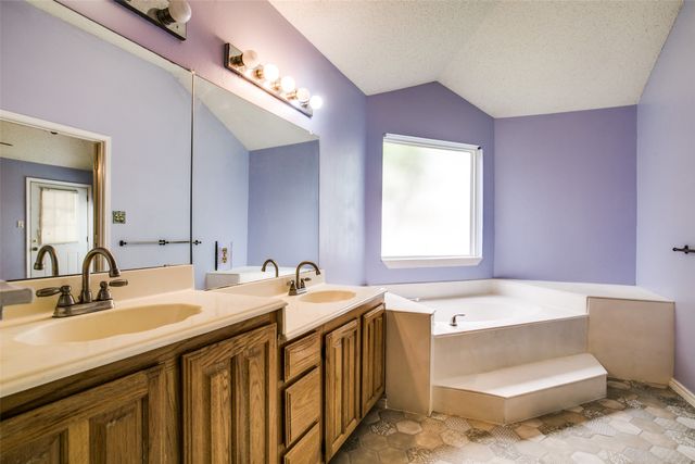 2110 Wedgewood Drive, Grapevine, TX 76051