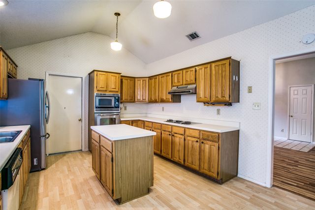2110 Wedgewood Drive, Grapevine, TX 76051
