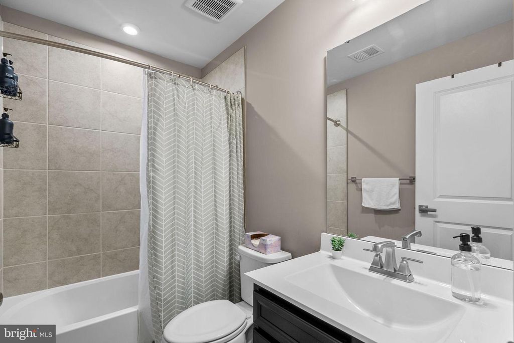 Image 16 of property listing at 6100 NORTHWEST DR, Hyattsville, MD 20782