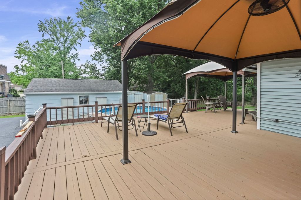 Image 12 of property listing at 27 Bel Air Drive, Centralia, IL 62801