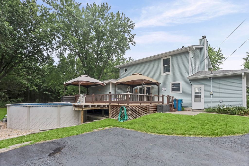 Image 16 of property listing at 27 Bel Air Drive, Centralia, IL 62801