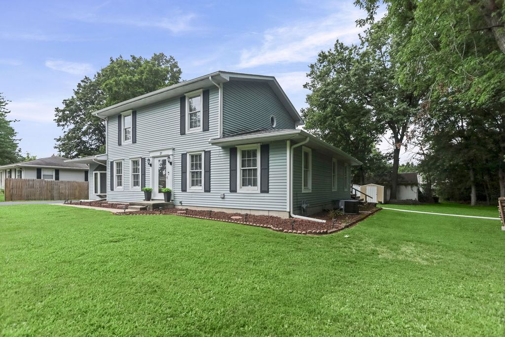 Image 3 of property listing at 27 Bel Air Drive, Centralia, IL 62801